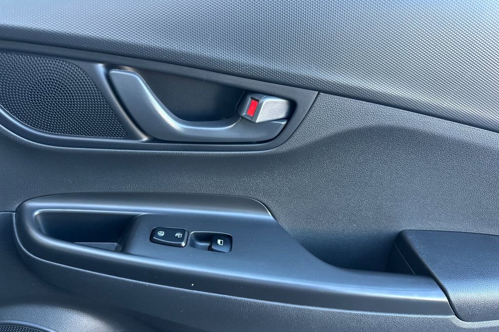 Used 2023 Hyundai Kona SE image 19