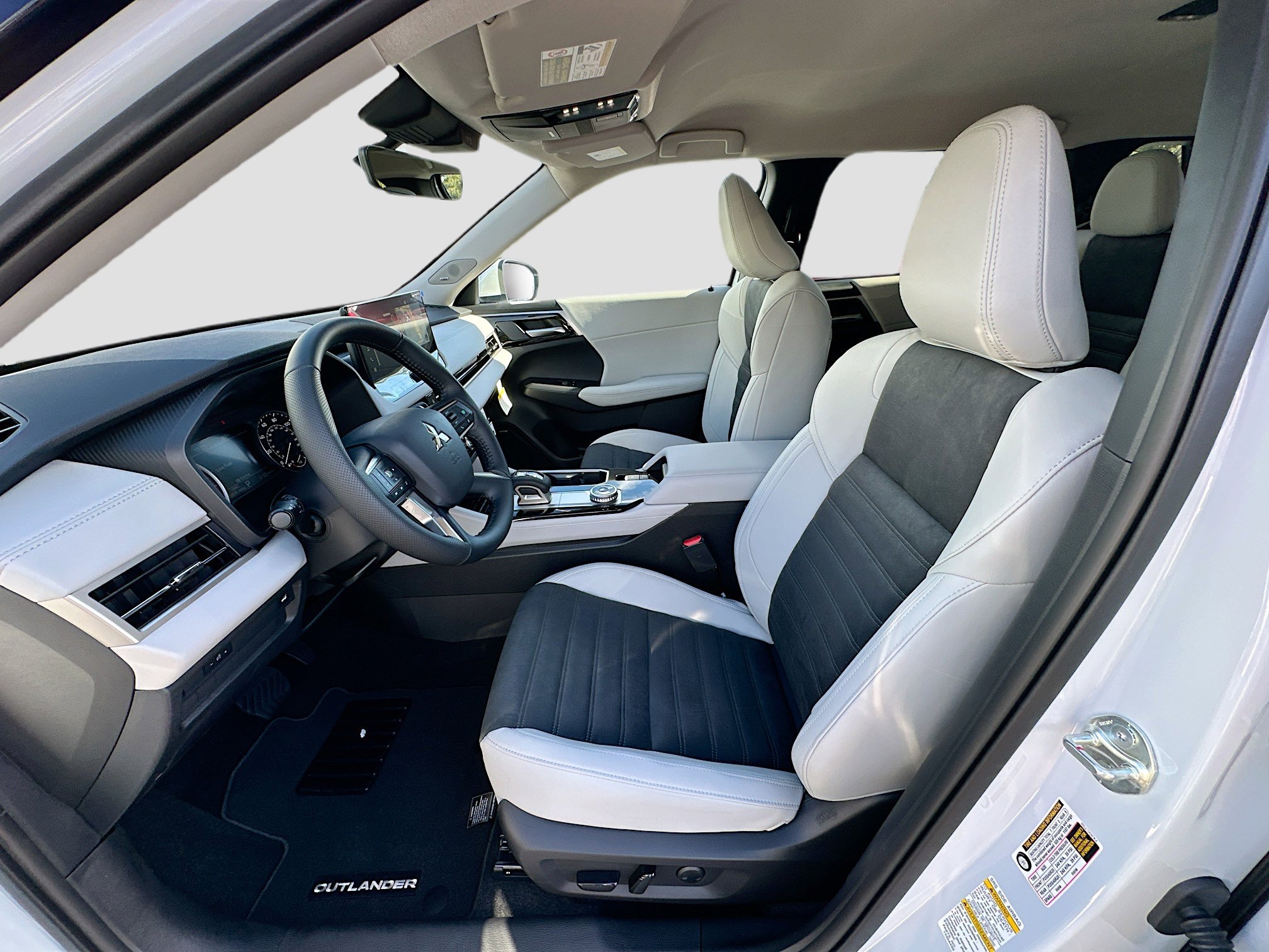 New 2025 Mitsubishi Outlander SE image 15