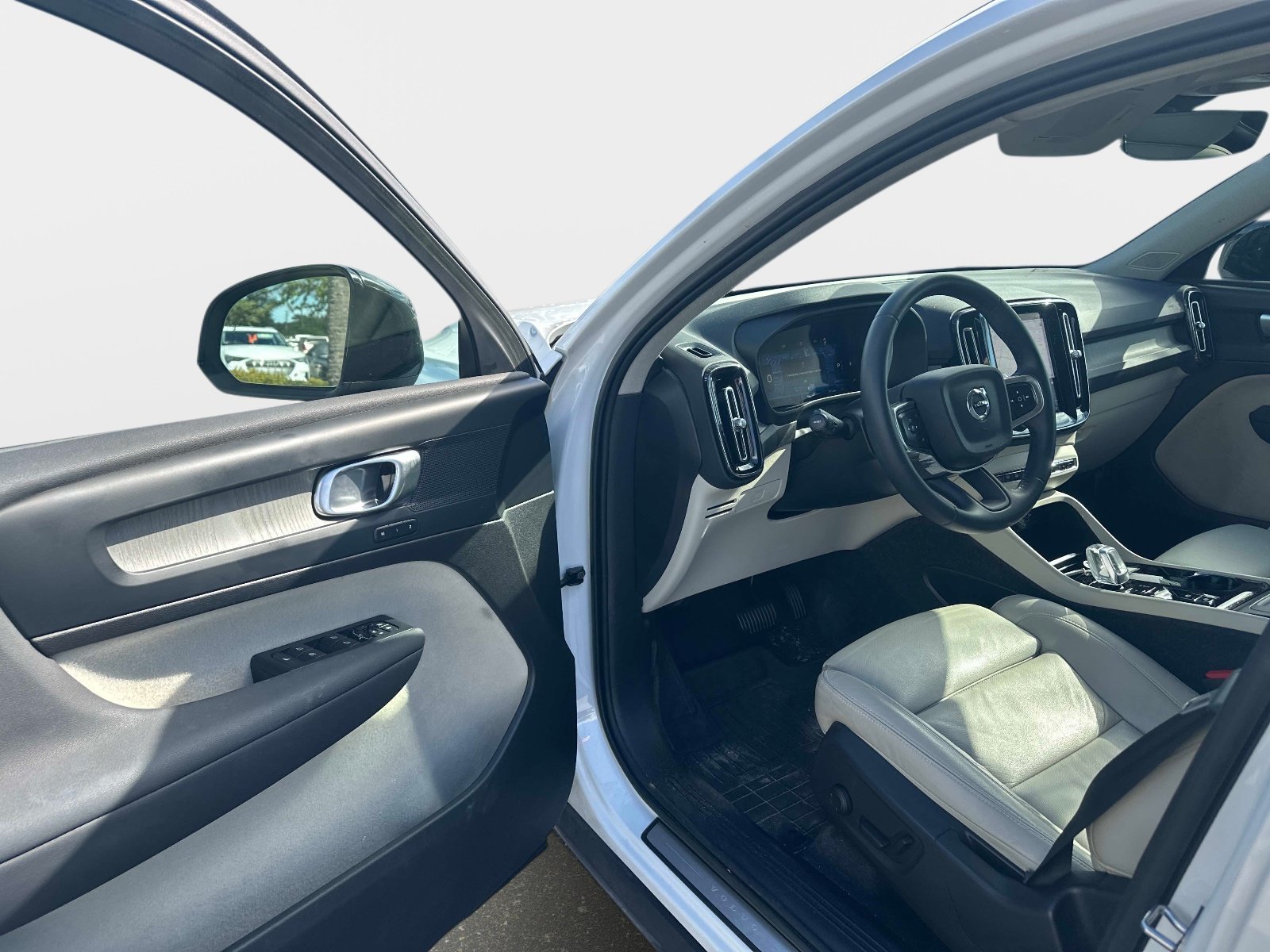 Used 2023 Volvo XC40 B5 Plus w/ Protection Package Premier AWD/4WD image 11