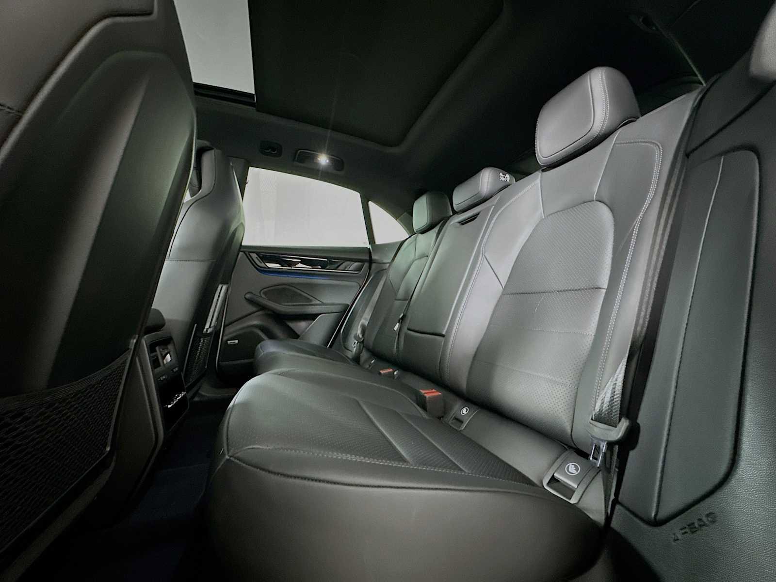 Certified 2025 Porsche Macan Electric image 22