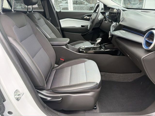 Certified 2025 Chevrolet Trax LT FWD image 15