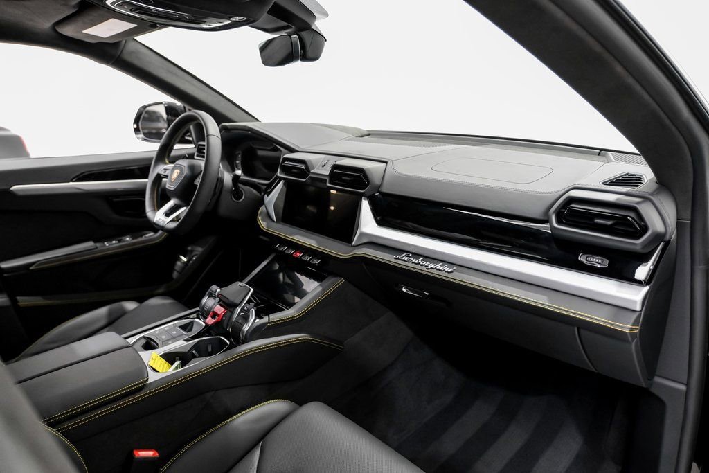 Used 2025 Lamborghini Urus SE image 10