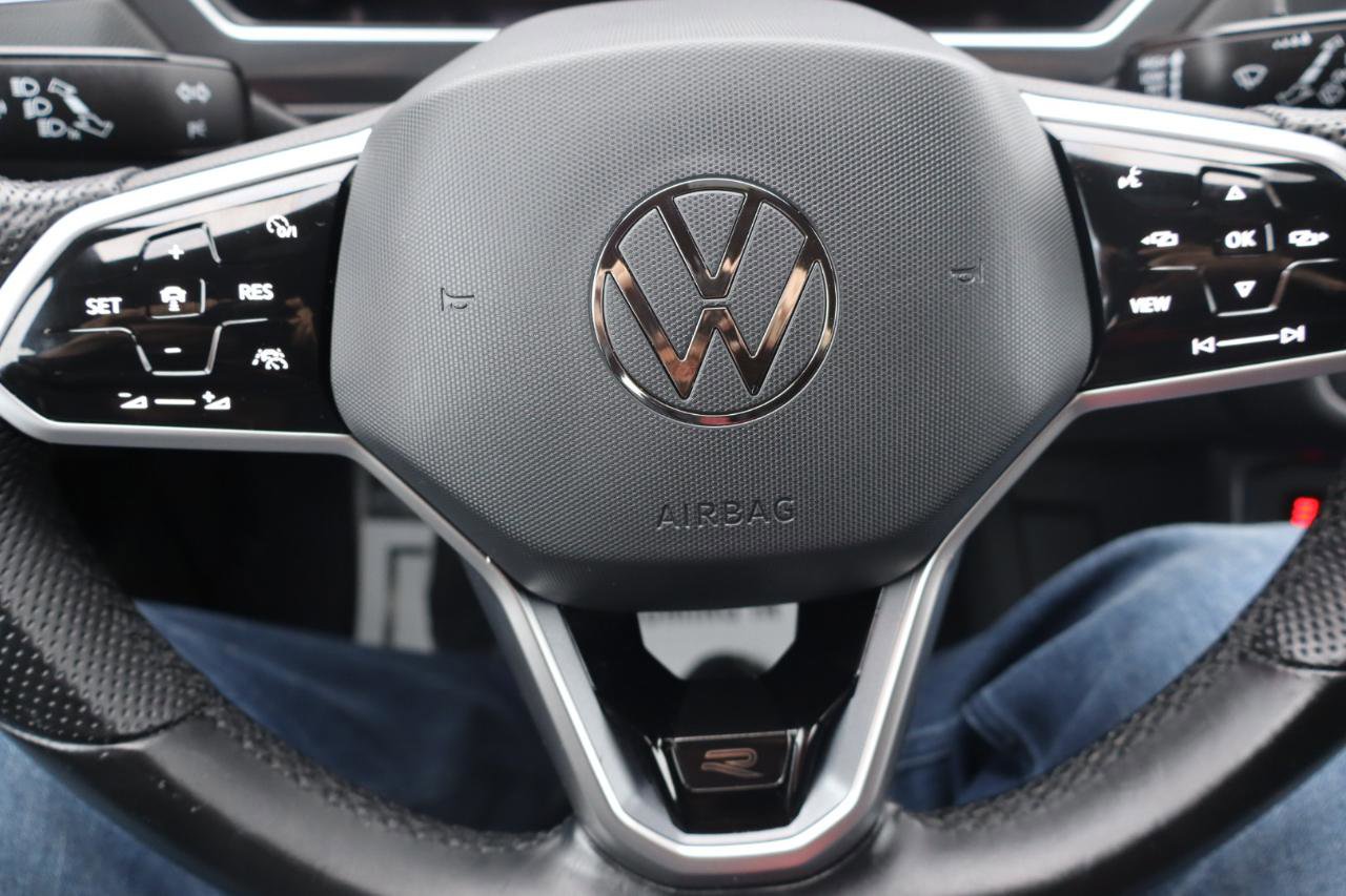 Used 2023 Volkswagen Tiguan SE R-Line image 18