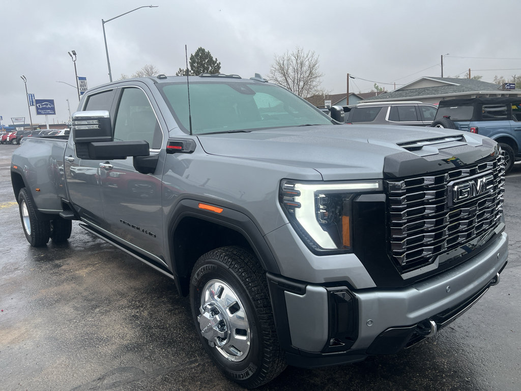 Used 2026 GMC Sierra 3500 Denali Ultimate w/ LPO, Black Badging Package AWD/4WD image 4