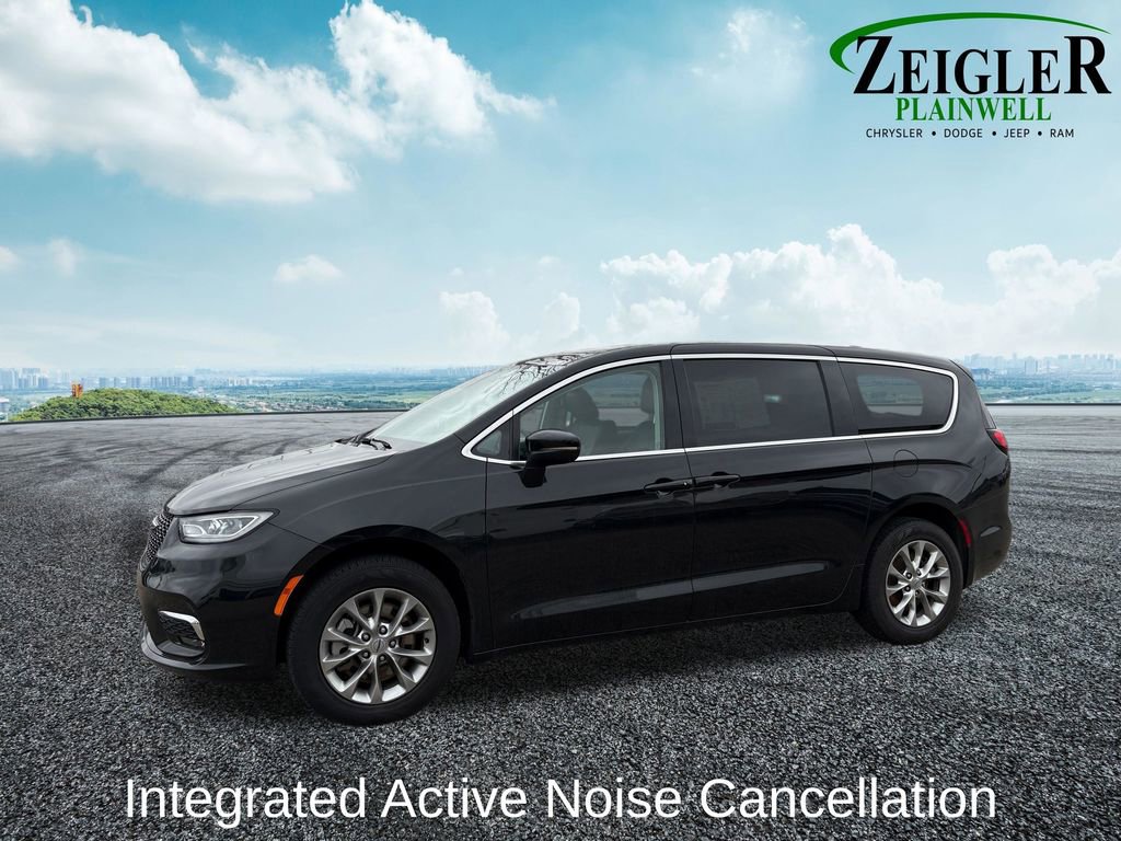 Used 2023 Chrysler Pacifica Touring-L image 2