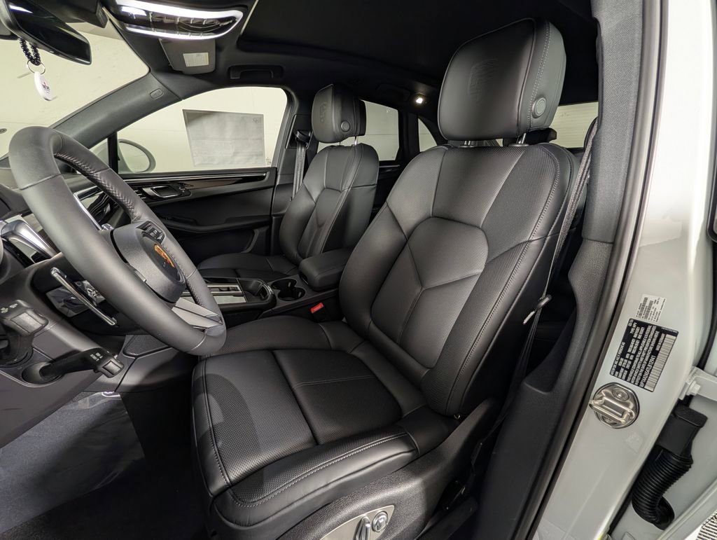 New 2026 Porsche Macan AWD/4WD image 5