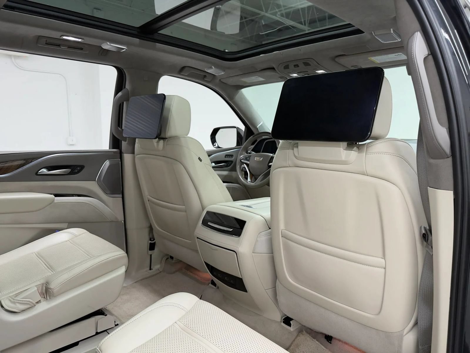Used 2022 Cadillac Escalade ESV Premium Luxury Platinum AWD/4WD image 16