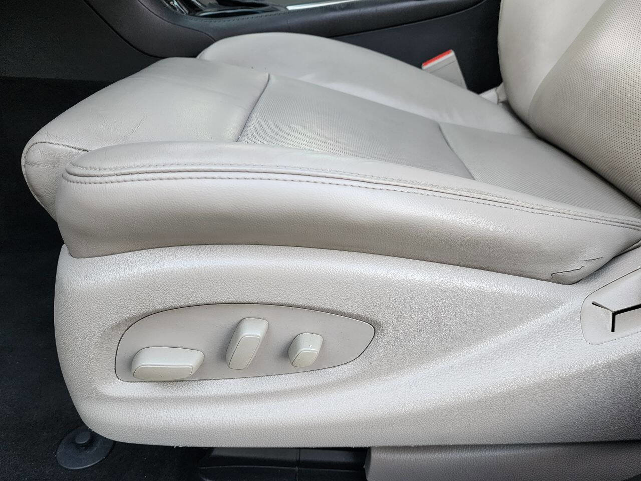Used 2013 Cadillac ATS Luxury w/ Cold Weather Package RWD image 38