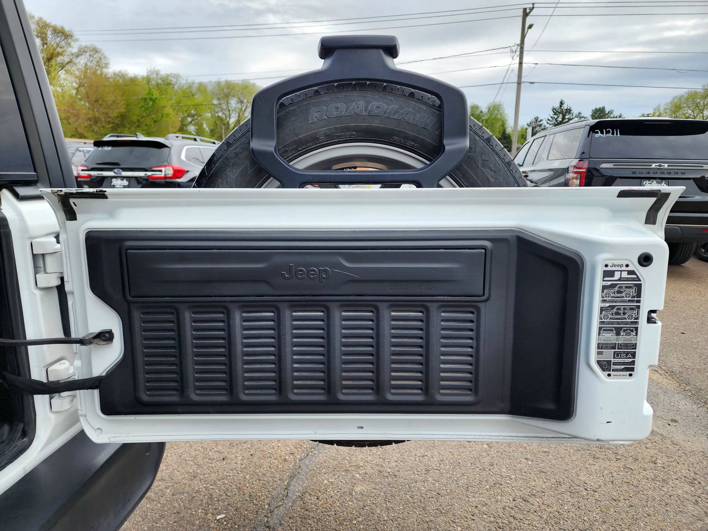 Used 2024 Jeep Wrangler Unlimited w/ Convenience Group AWD/4WD image 8