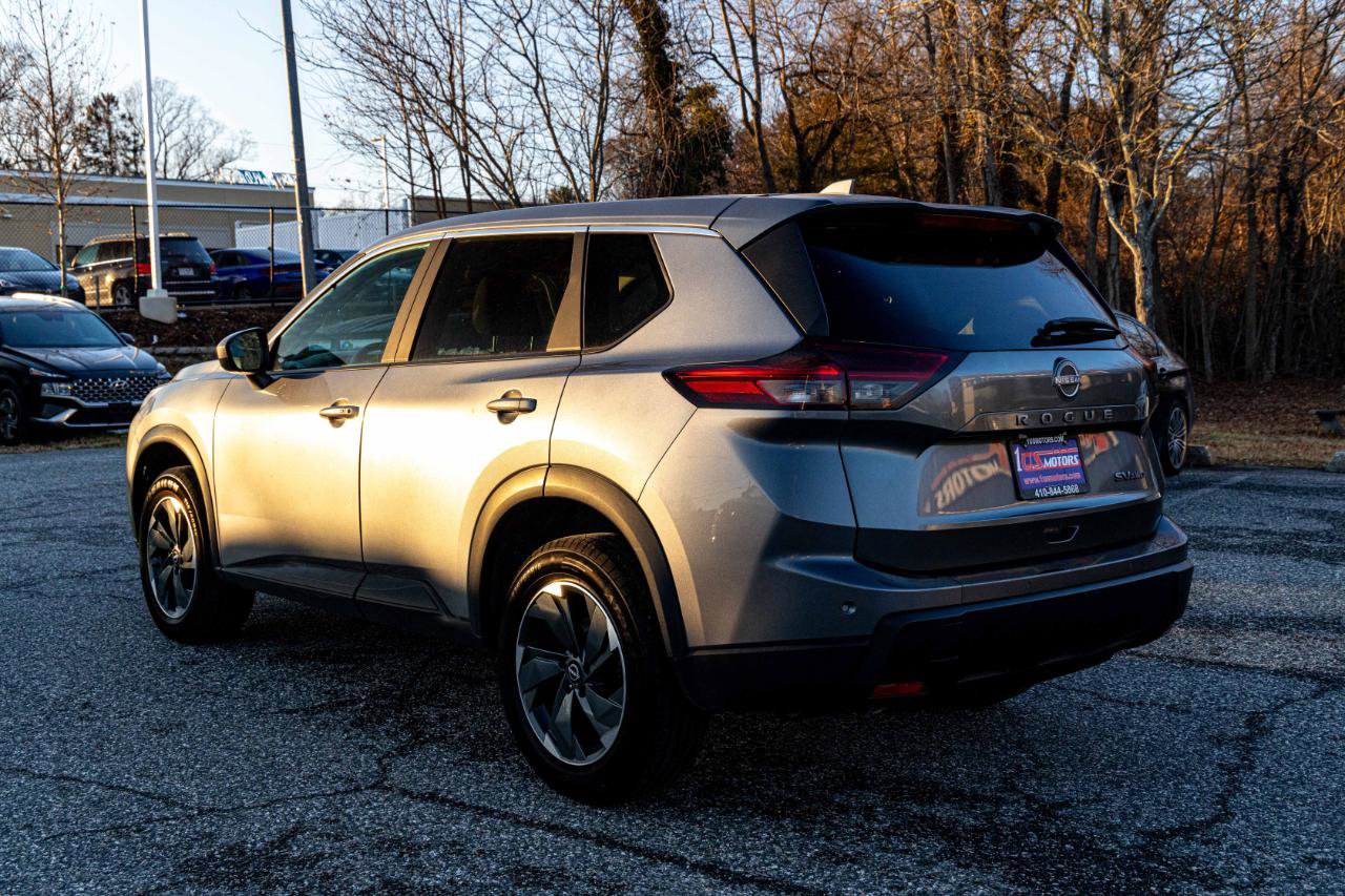 Used 2024 Nissan Rogue SV image 4