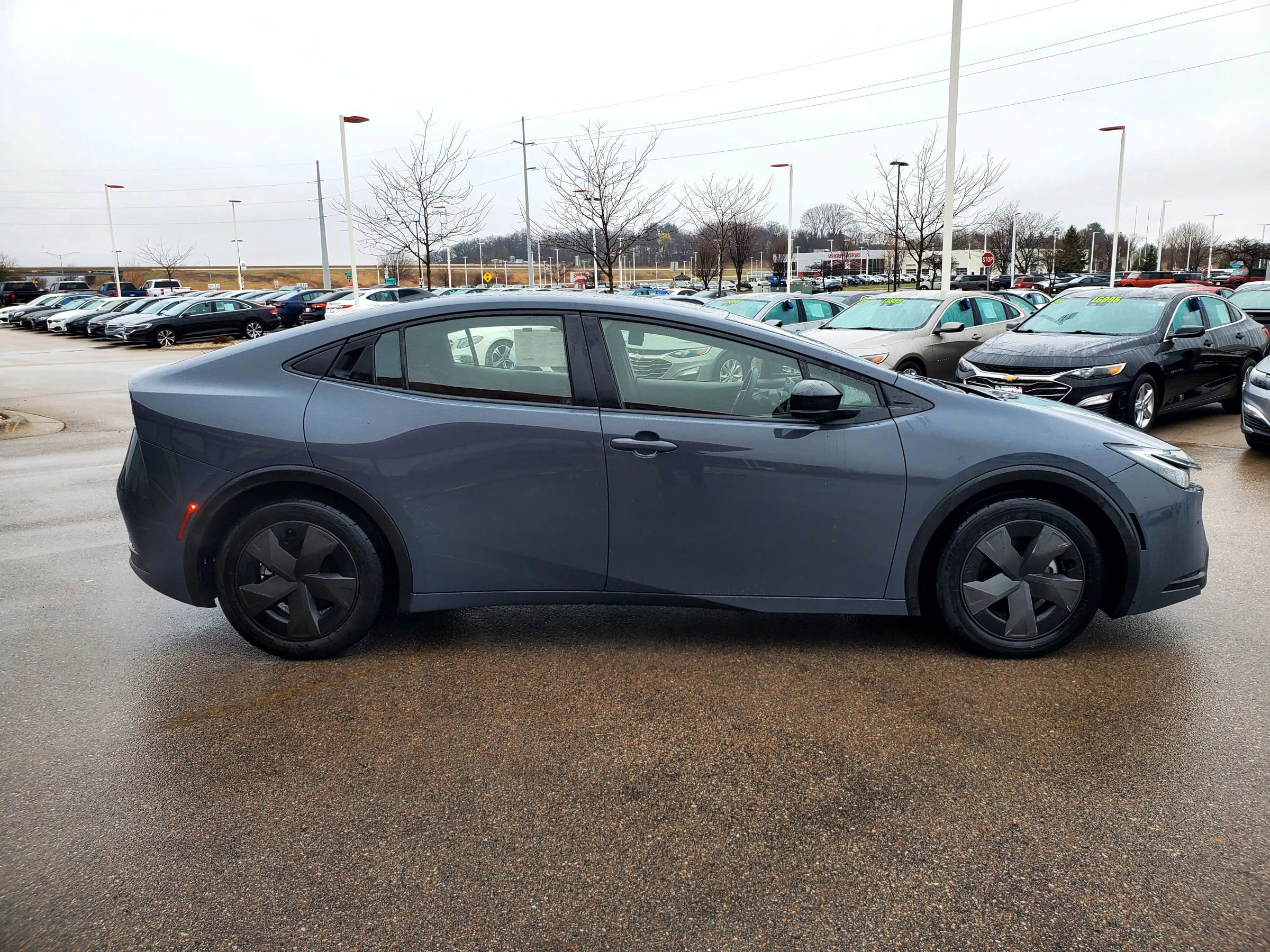 Used 2024 Toyota Prius LE FWD image 4