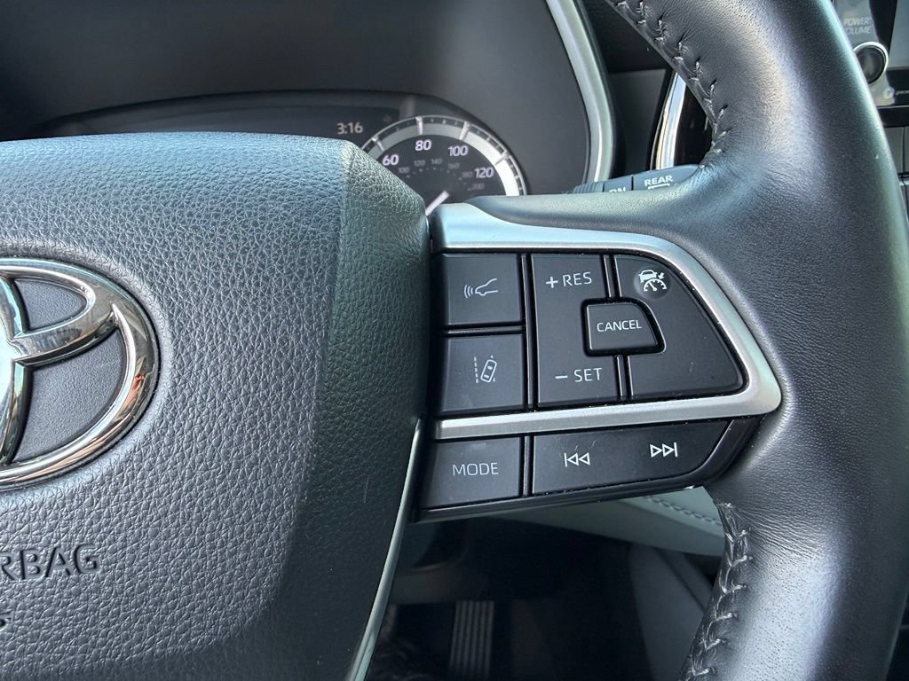 Used 2022 Toyota Highlander XLE AWD/4WD image 20