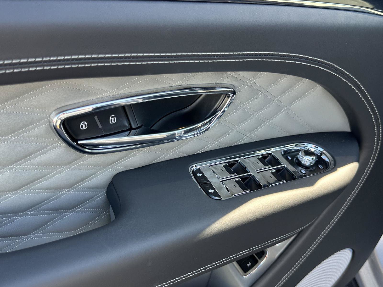 New 2027 Bentley Bentayga AWD/4WD image 15