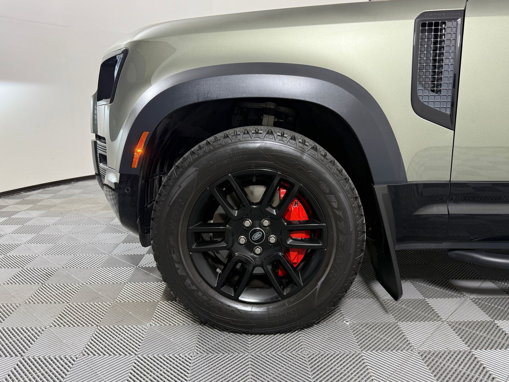 Used 2022 Land Rover Defender 90 X-Dynamic S AWD/4WD image 13