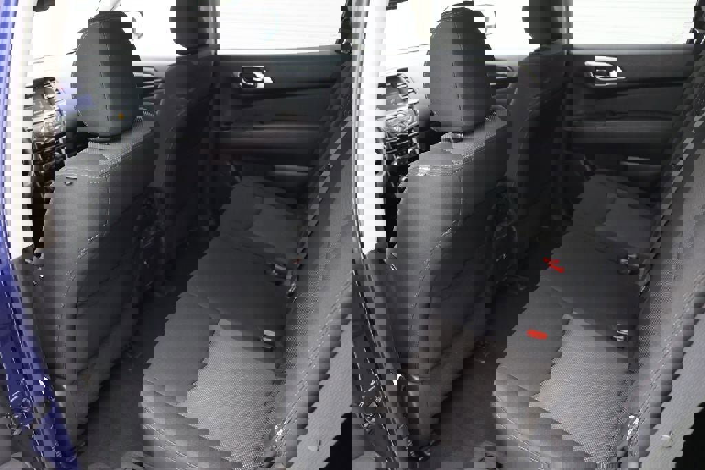 Used 2020 Nissan Pathfinder SV image 11