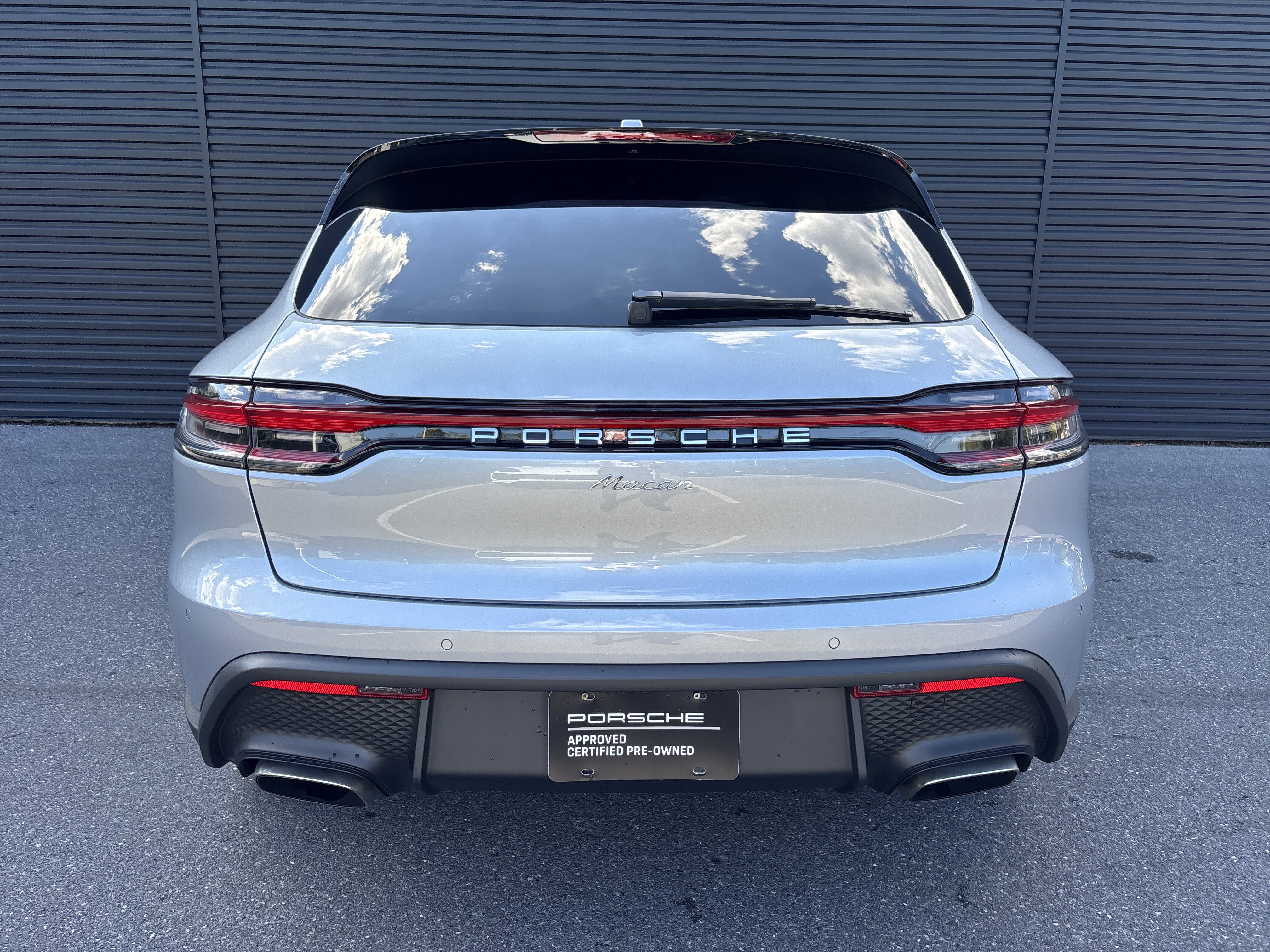 Certified 2025 Porsche Macan image 4