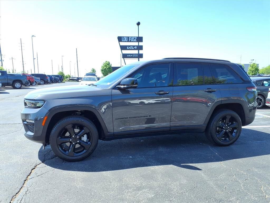 Used 2024 Jeep Grand Cherokee Limited w/ Black Appearance Package AWD/4WD image 23