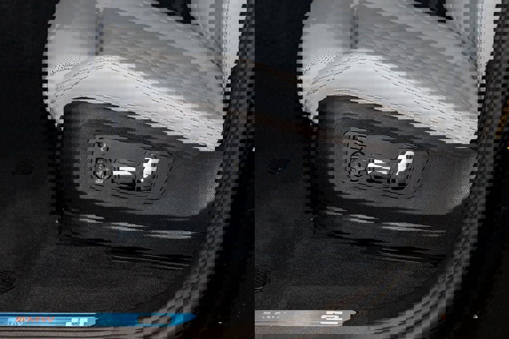 New 2026 BMW X5 xDrive50e w/ Premium Package image 16