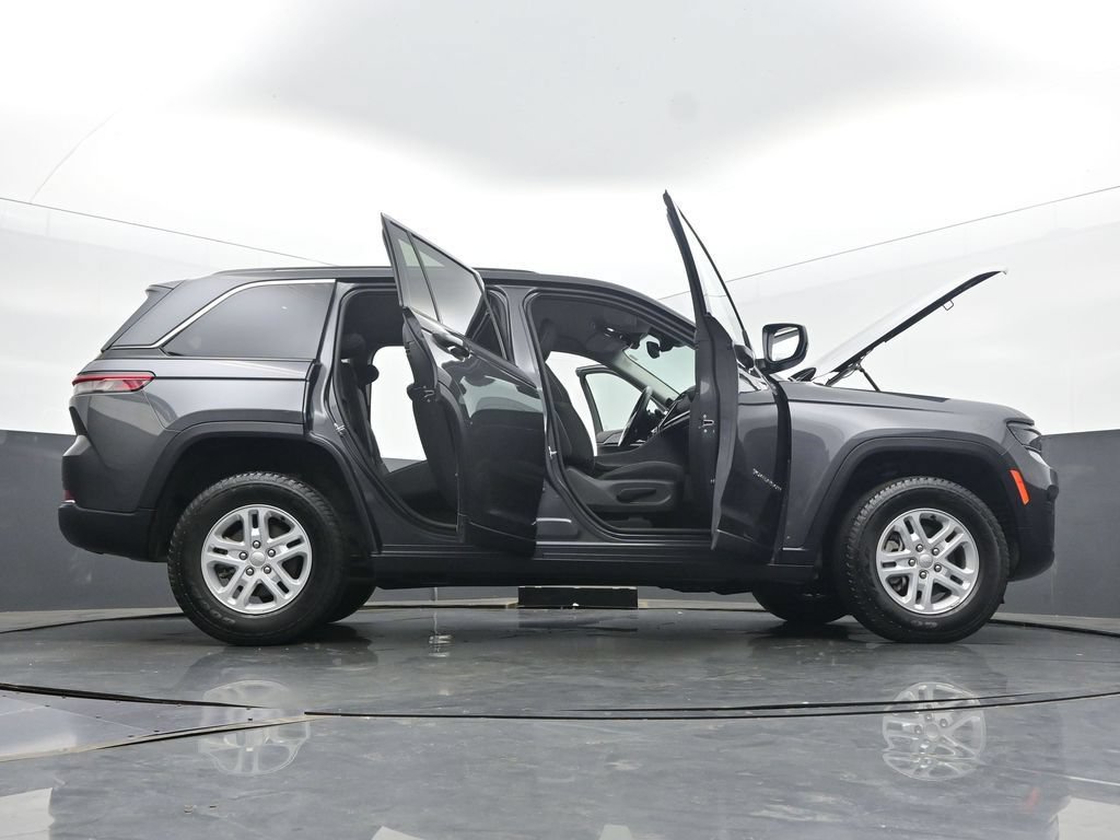 Used 2022 Jeep Grand Cherokee Laredo w/ Luxury Tech Group I AWD/4WD image 58