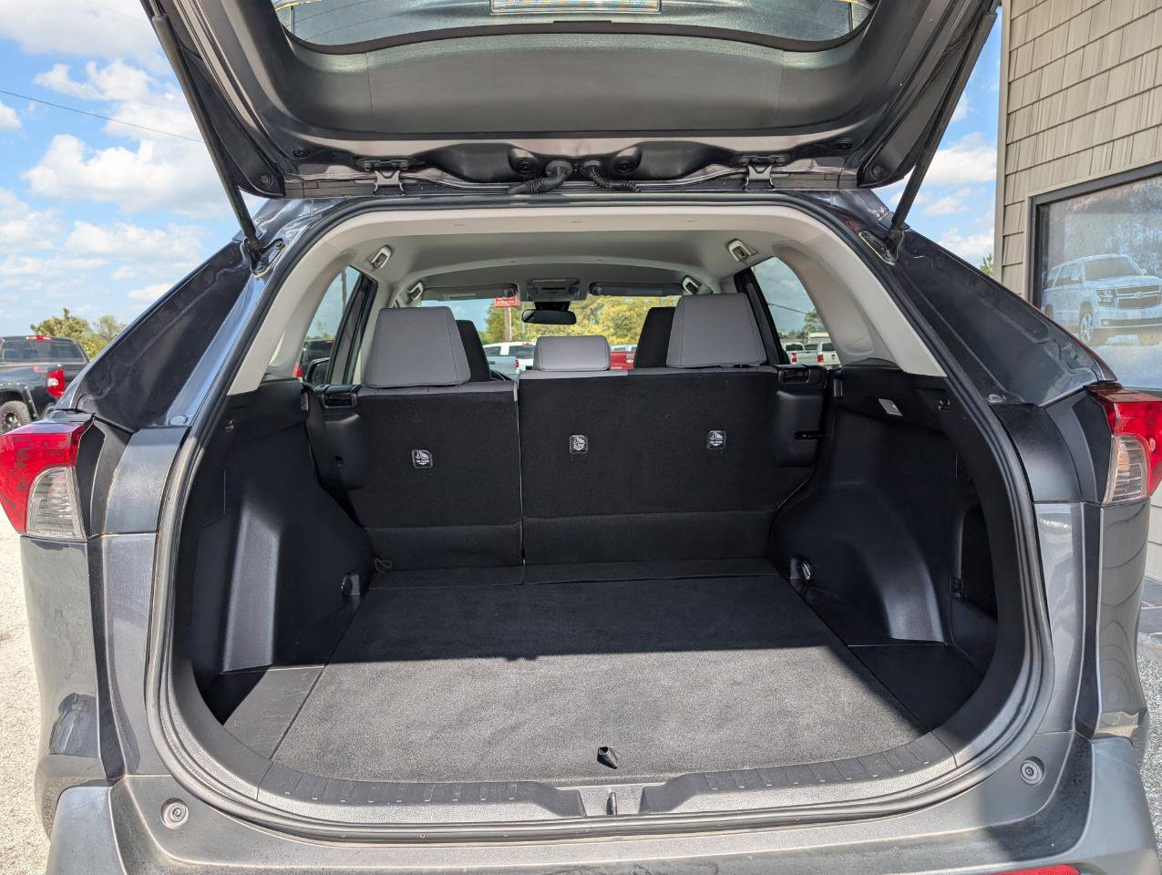 Used 2020 Toyota RAV4 XLE image 23