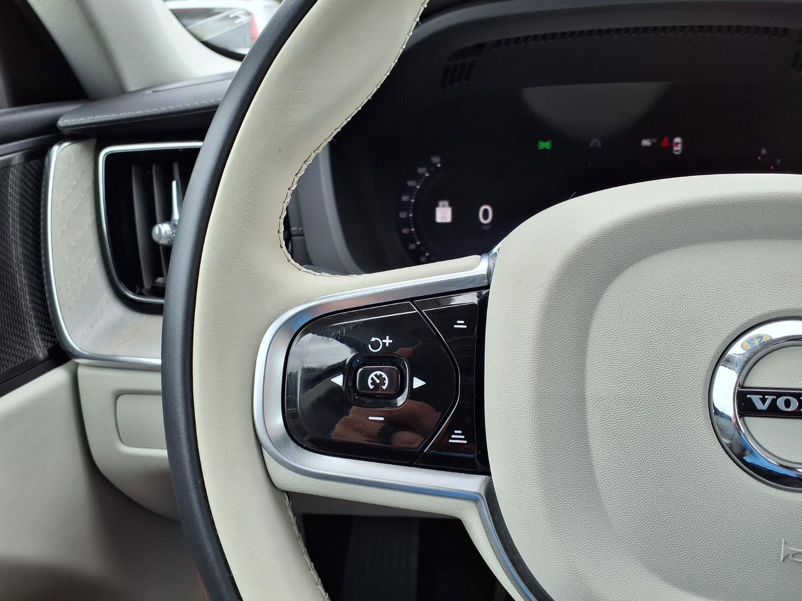 Certified 2023 Volvo XC60 B5 Ultimate w/ Protection Package Premier AWD/4WD image 29