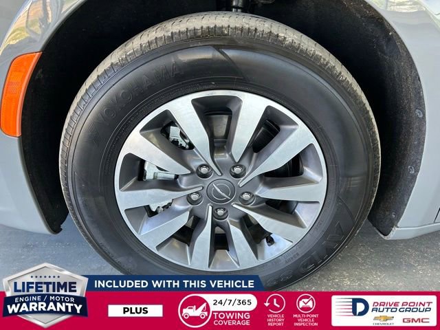 Used 2024 Chrysler Pacifica Limited FWD image 11