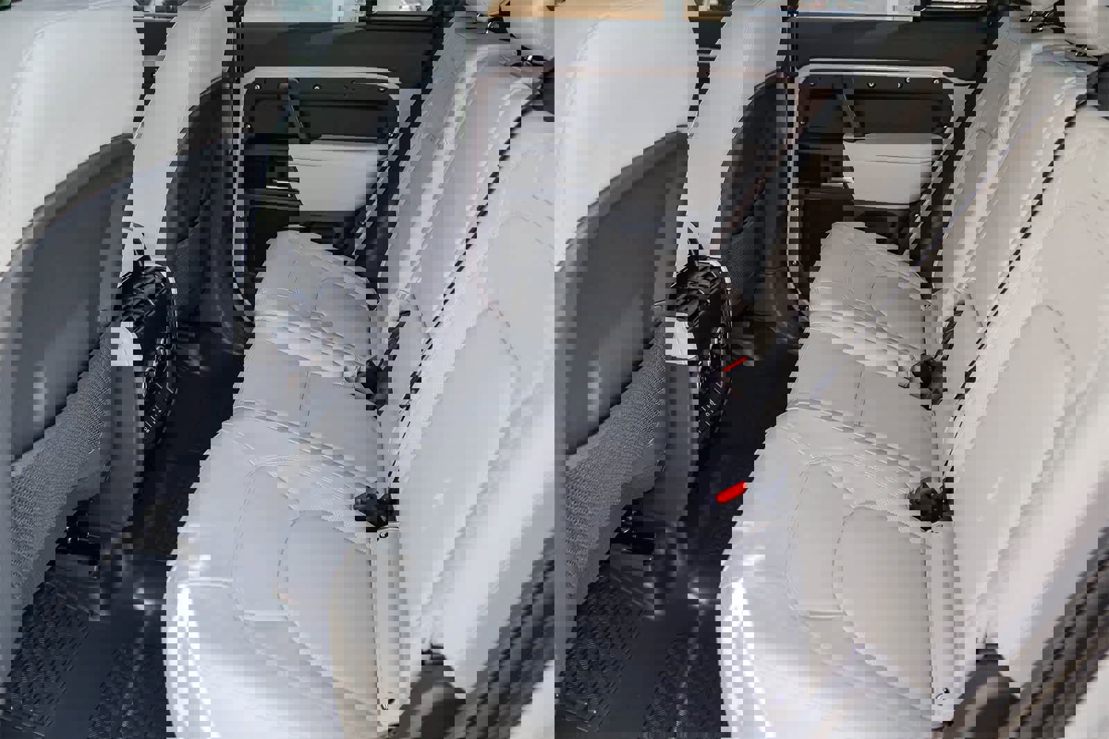 New 2026 Land Rover Defender 110 X-Dynamic SE image 18