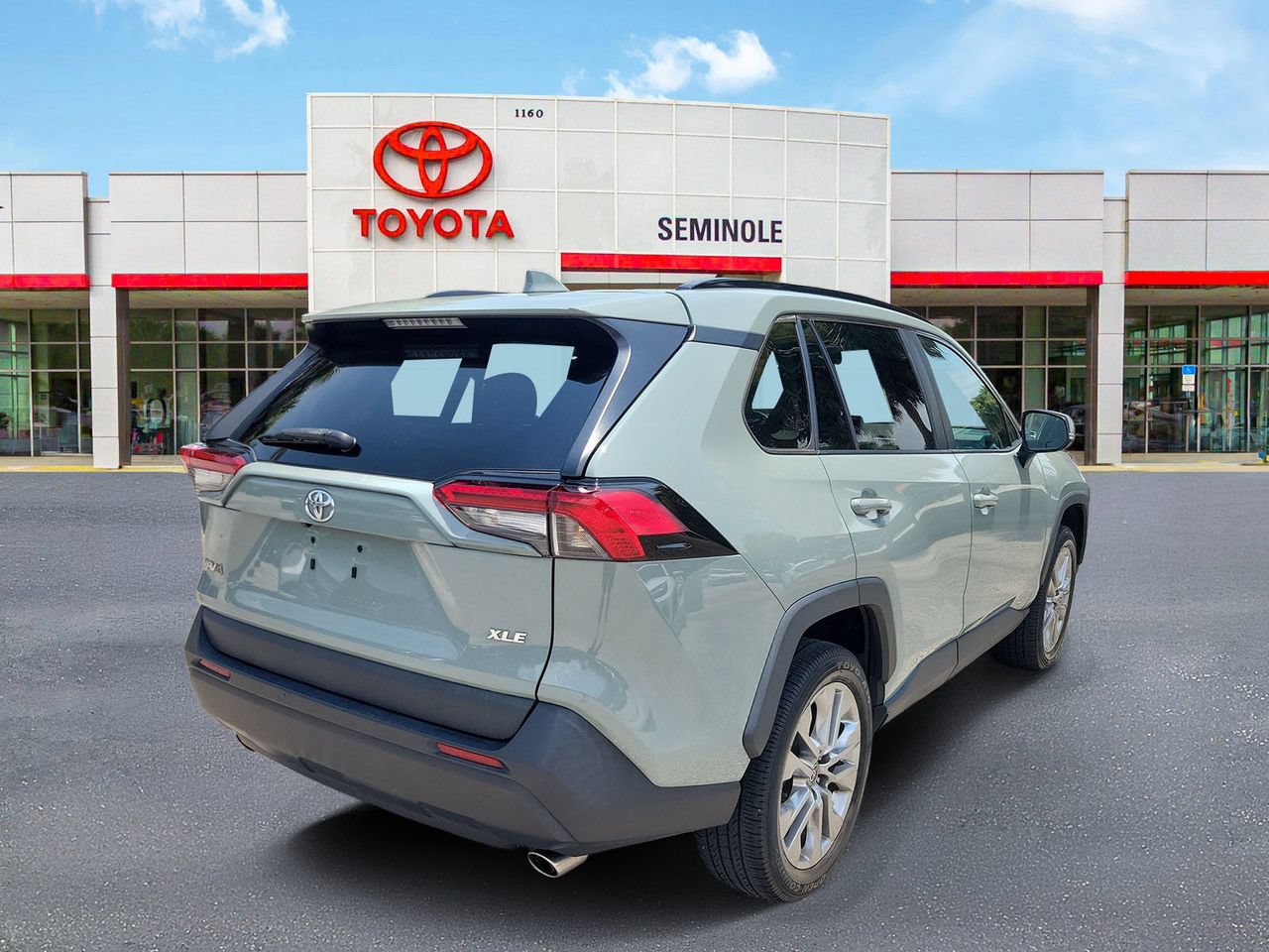 Used 2023 Toyota RAV4 XLE Premium FWD image 3