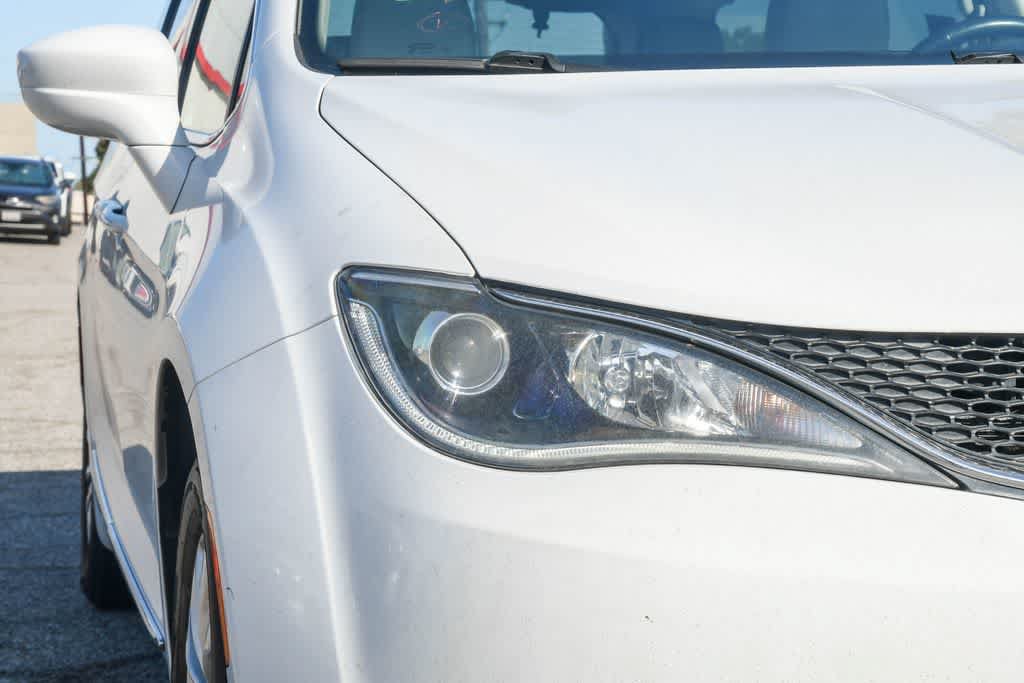 Used 2018 Chrysler Pacifica Touring-L Plus FWD image 4