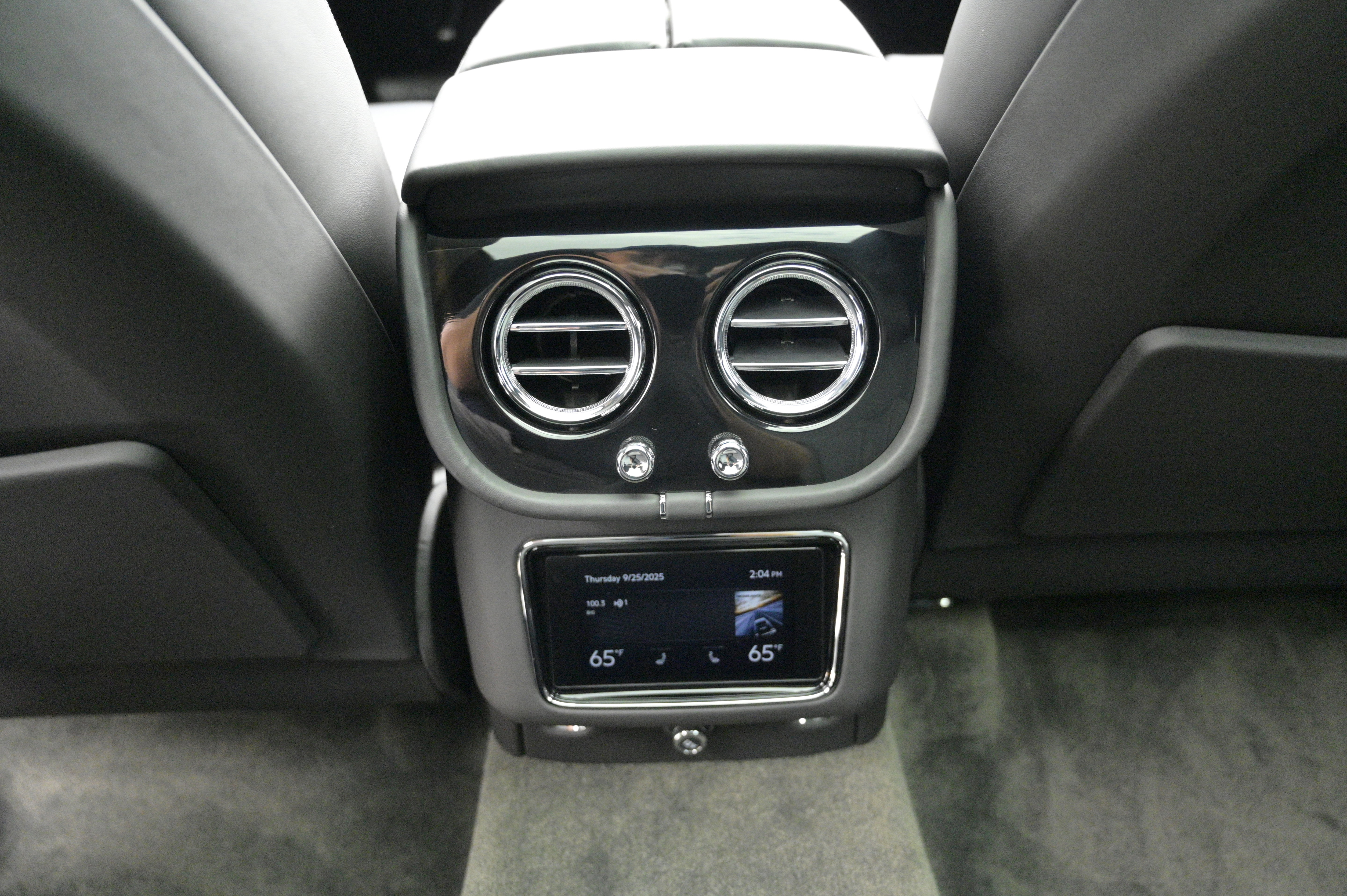 Used 2021 Bentley Bentayga AWD/4WD image 41