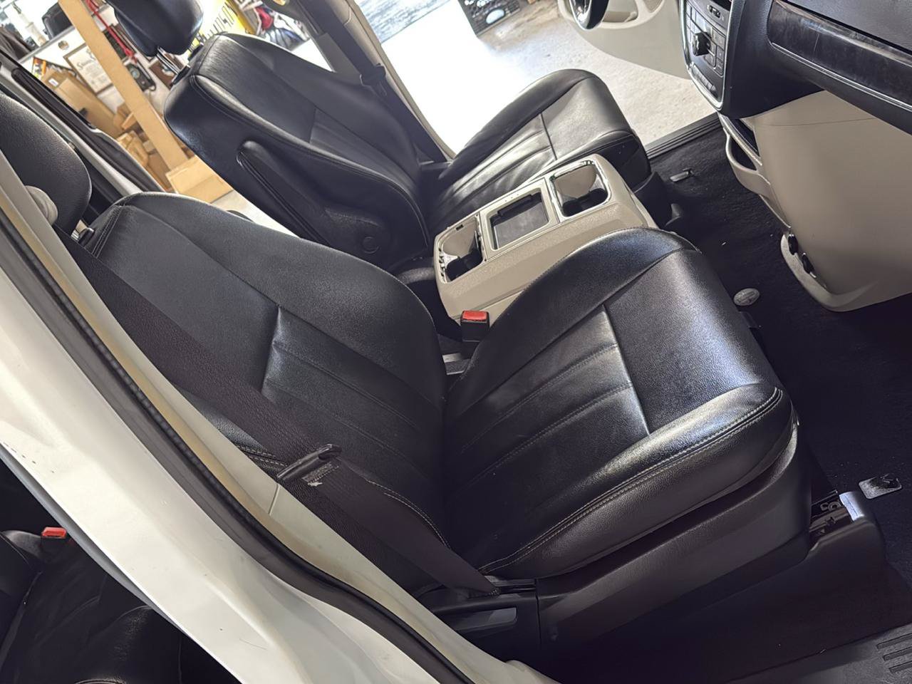 Used 2015 Chrysler Town & Country Touring FWD image 52