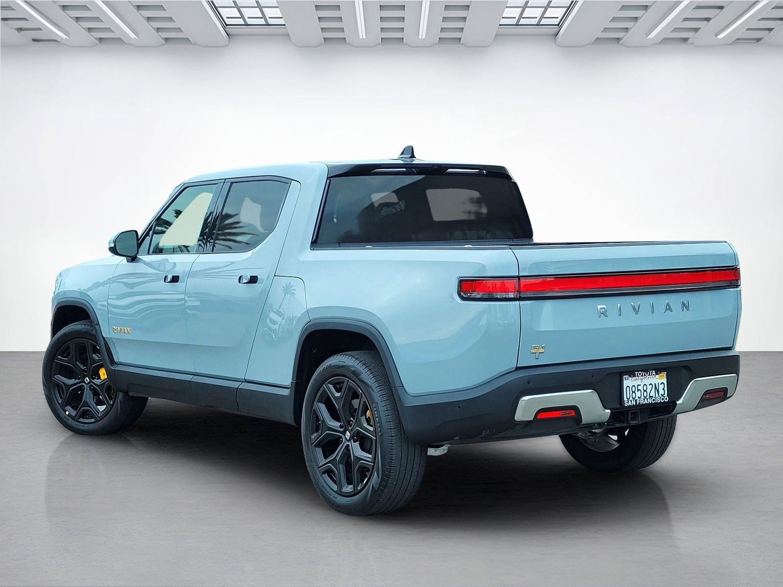 Used 2022 Rivian R1T Adventure image 6
