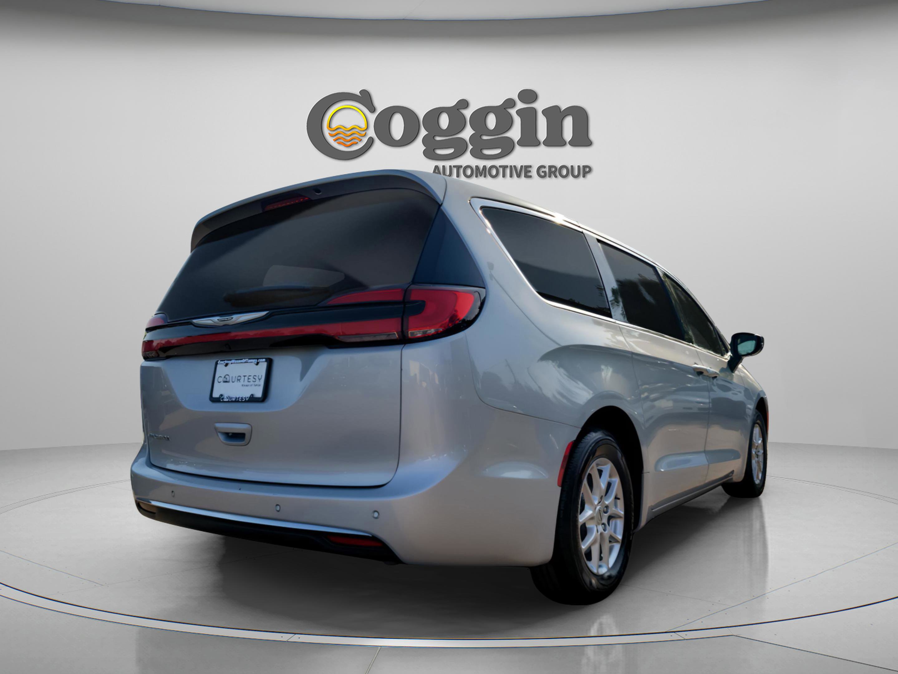 Used 2024 Chrysler Pacifica Touring-L FWD image 3