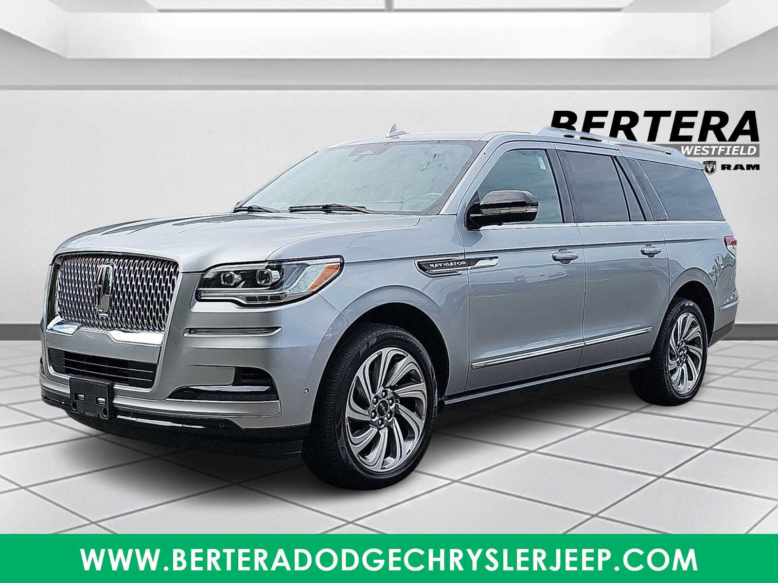 Used 2022 Lincoln Navigator L Reserve AWD/4WD image 3
