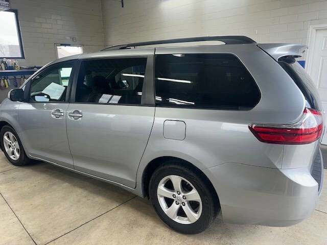 Used 2015 Toyota Sienna LE image 5
