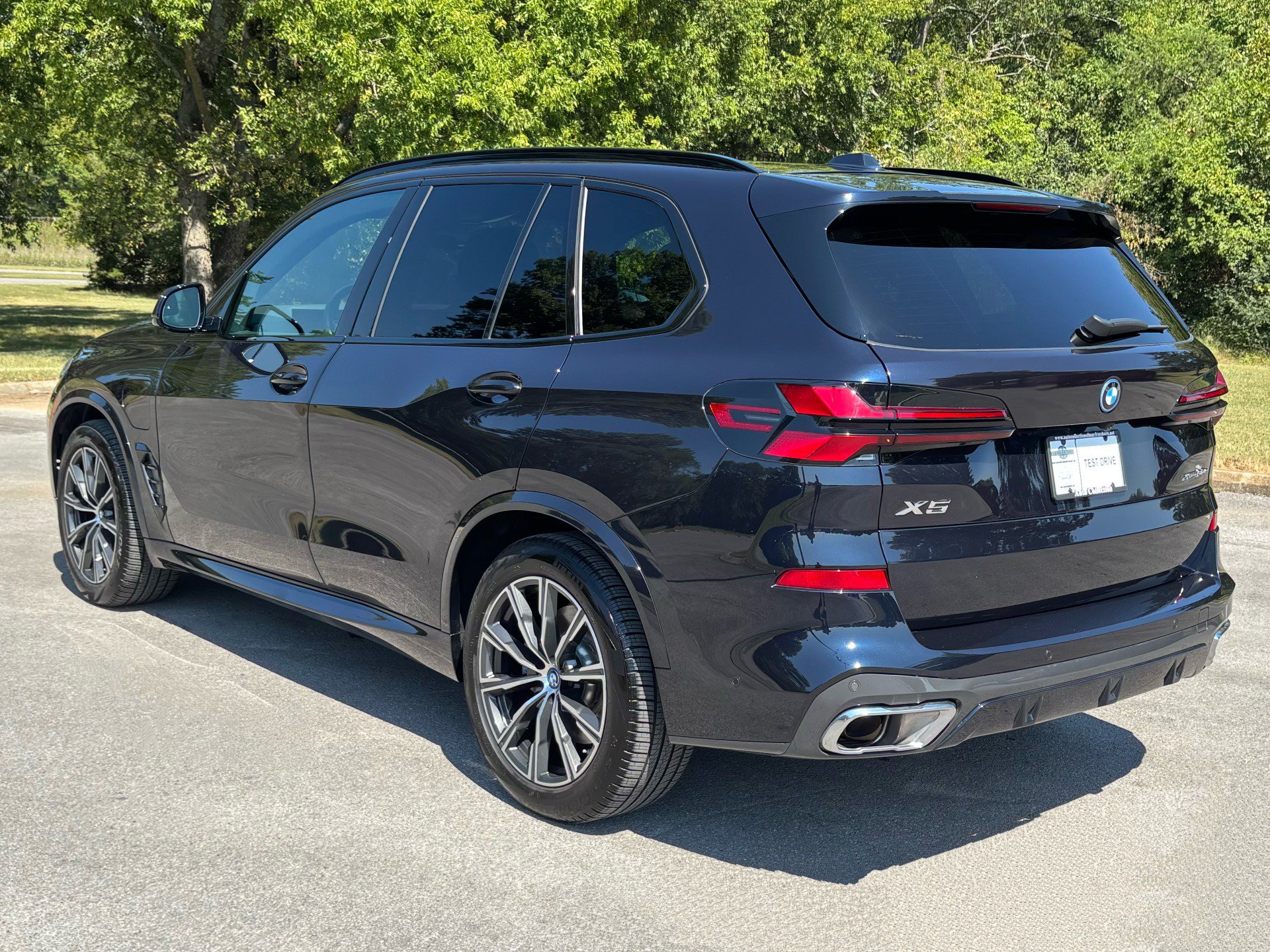 Used 2025 BMW X5 xDrive50e w/ M Sport Package AWD/4WD image 4