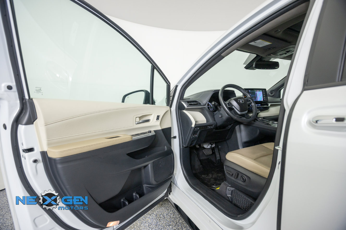 Used 2024 Toyota Sienna Limited AWD/4WD image 10