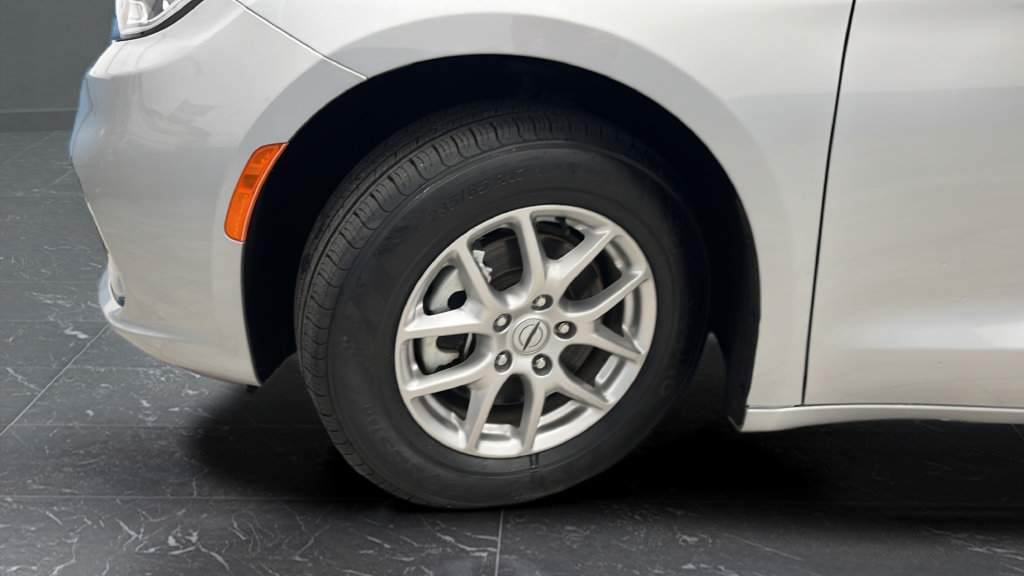 Used 2024 Chrysler Pacifica Touring-L FWD image 35