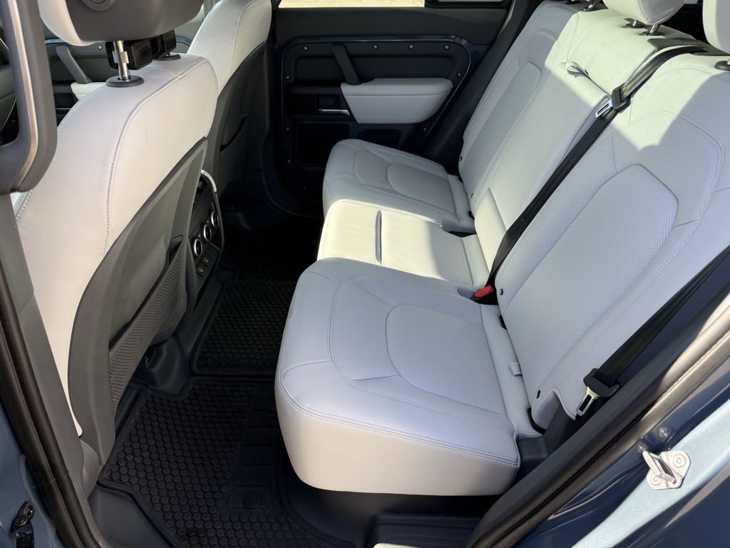 Used 2025 Land Rover Defender 110 X-Dynamic SE image 9