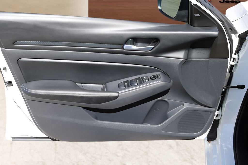 Used 2024 Nissan Altima 2.5 SV image 11