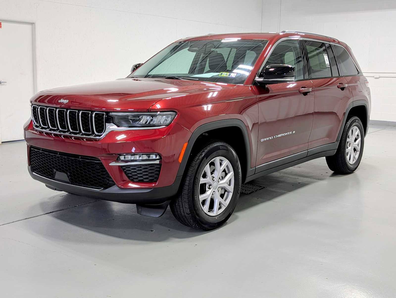 Used 2022 Jeep Grand Cherokee Limited image 1