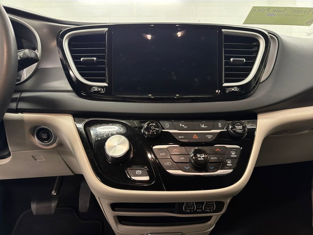 Used 2024 Chrysler Pacifica Touring-L image 23