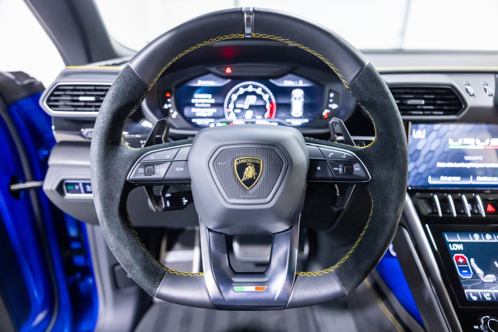 Used 2022 Lamborghini Urus AWD/4WD image 38