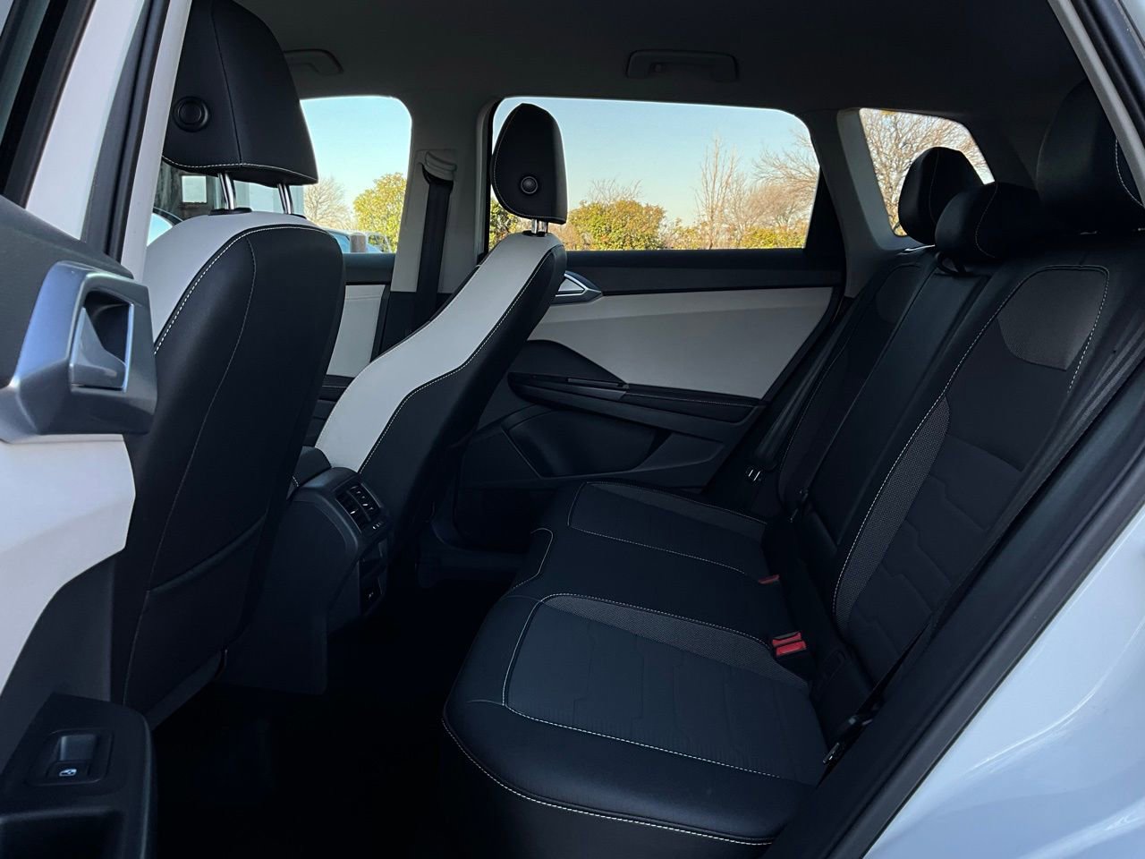 Used 2025 Volkswagen Taos SE image 12