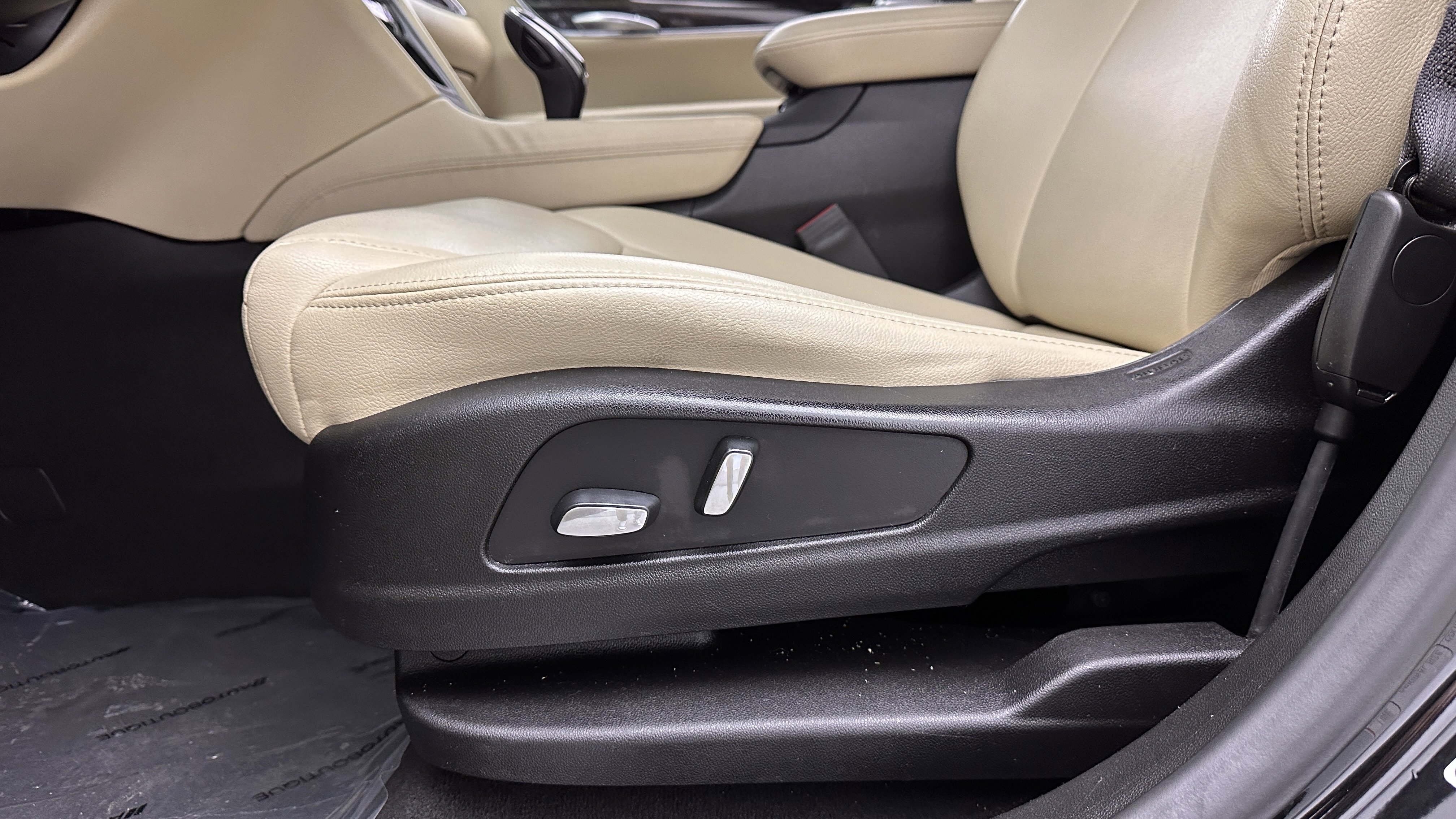 Used 2019 Cadillac XT5 FWD image 12