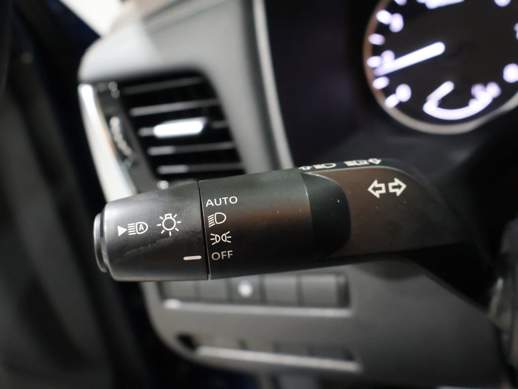 Used 2022 Nissan Rogue SV image 35