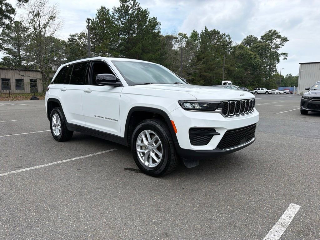 Used 2025 Jeep Grand Cherokee Laredo X w/ Luxury Tech Group I AWD/4WD image 2