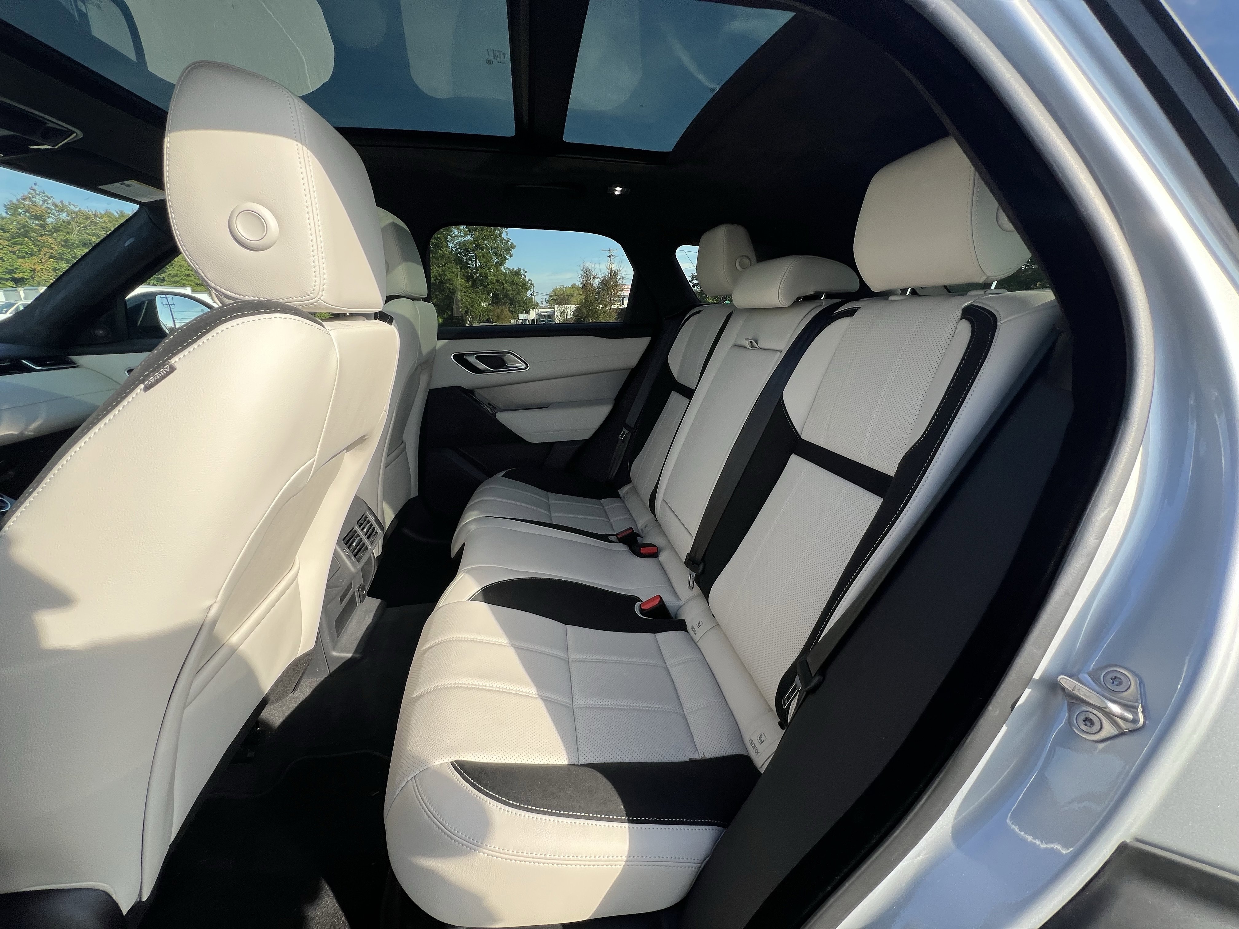 Used 2023 Land Rover Range Rover Velar R-Dynamic S image 32
