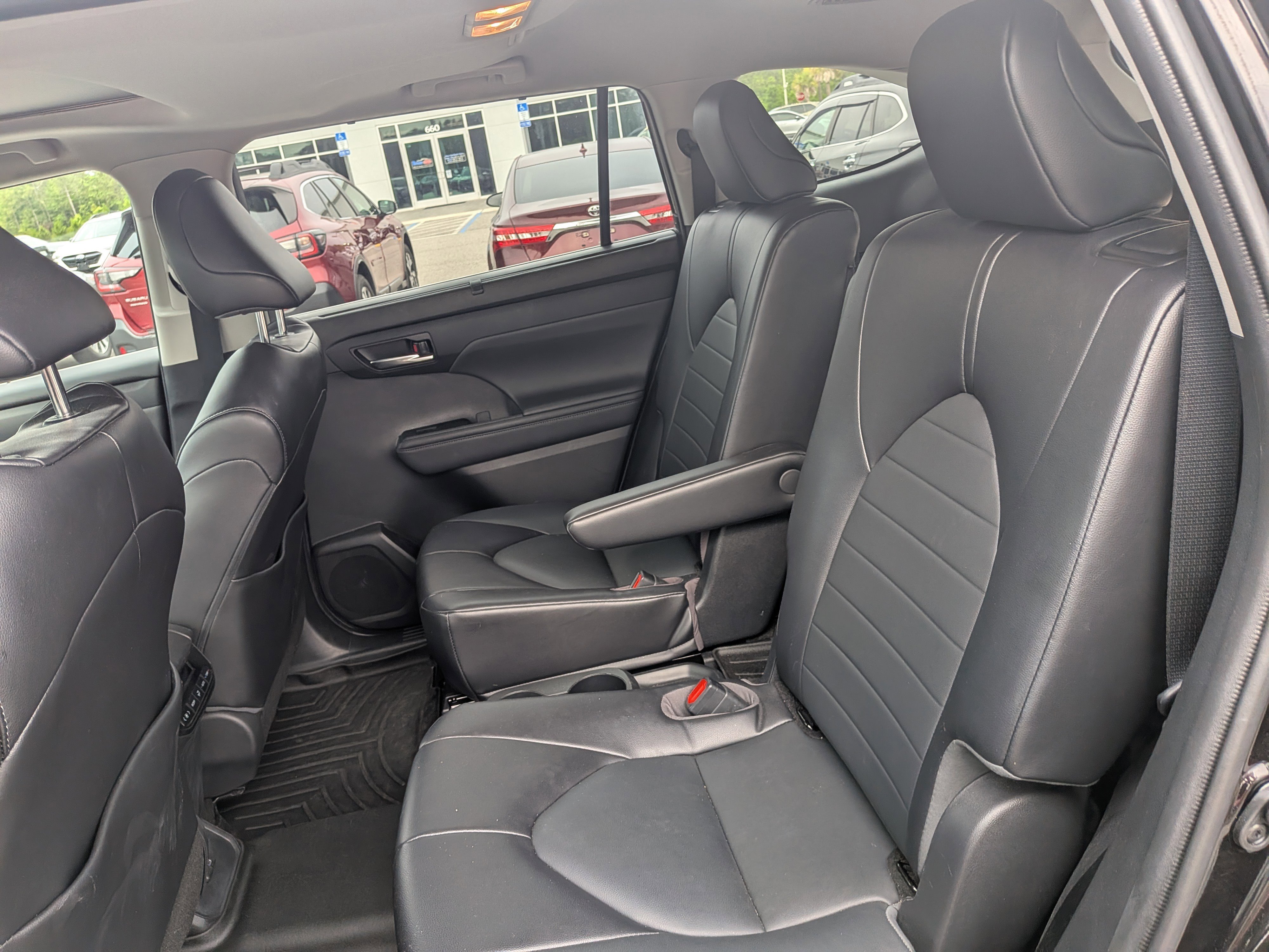 Used 2022 Toyota Highlander XLE AWD/4WD image 14