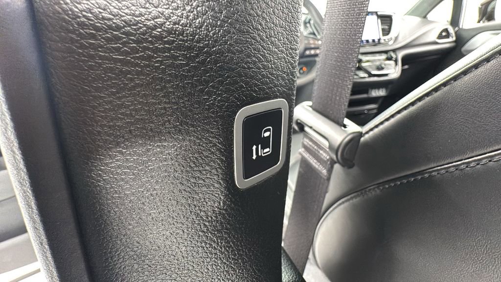 Used 2024 Chrysler Pacifica Select image 17